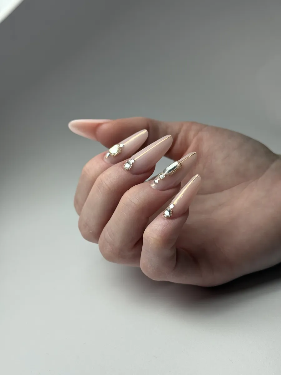 Elegantni nude nohti z zlatimi in bisernimi detajli